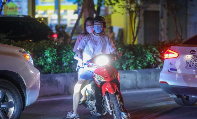 Nhiều thanh niên không đội mũ bảo hiểm quay đầu xe bỏ chạy khi gặp lực lượng 141