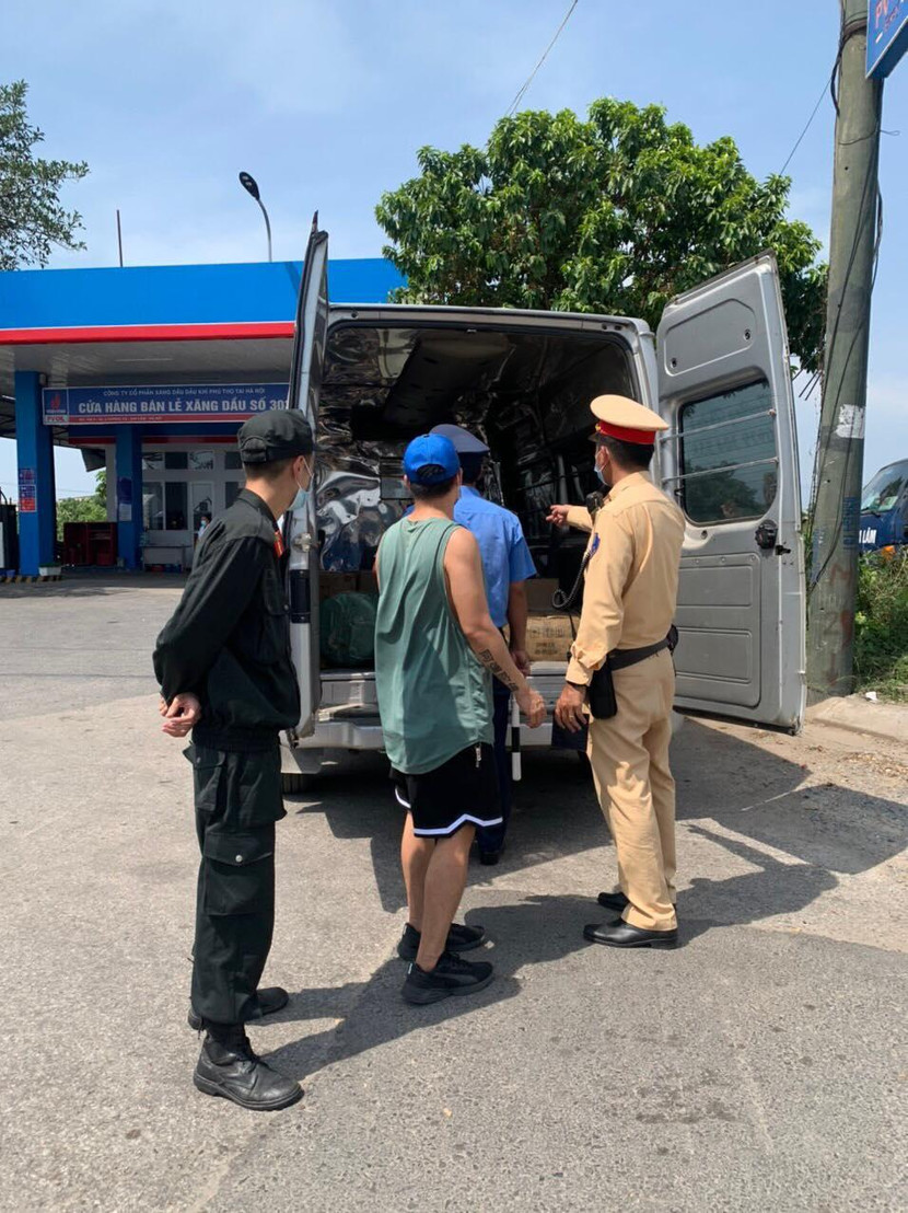 Tổ kiểm soát số 4 kiểm tra xe ô tô từ Hưng Yên về Hà Nội