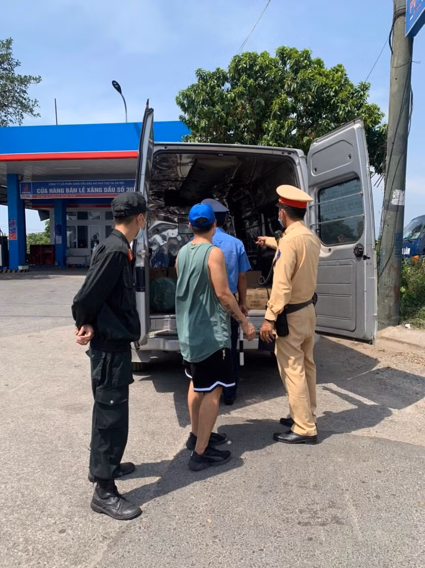 Tổ kiểm soát số 4 kiểm tra xe ô tô từ Hưng Yên về Hà Nội Tổ kiểm soát số 4 kiểm tra xe ô tô từ Hưng Yên về Hà Nội