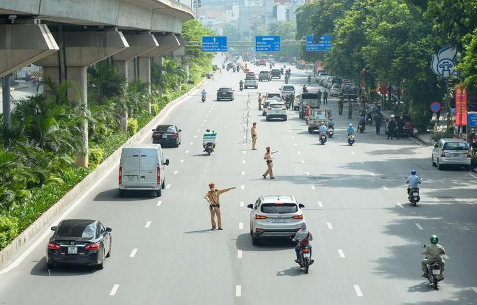 Tổ kiểm soát cơ động mạnh kiểm tra người đi đường trên đường Nguyễn Trãi Tổ kiểm soát cơ động mạnh kiểm tra người đi đường trên đường Nguyễn Trãi