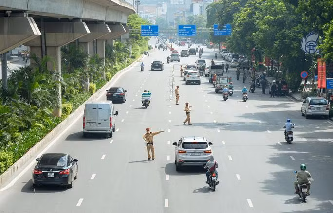 Tổ kiểm soát cơ động mạnh kiểm tra người đi đường trên đường Nguyễn Trãi