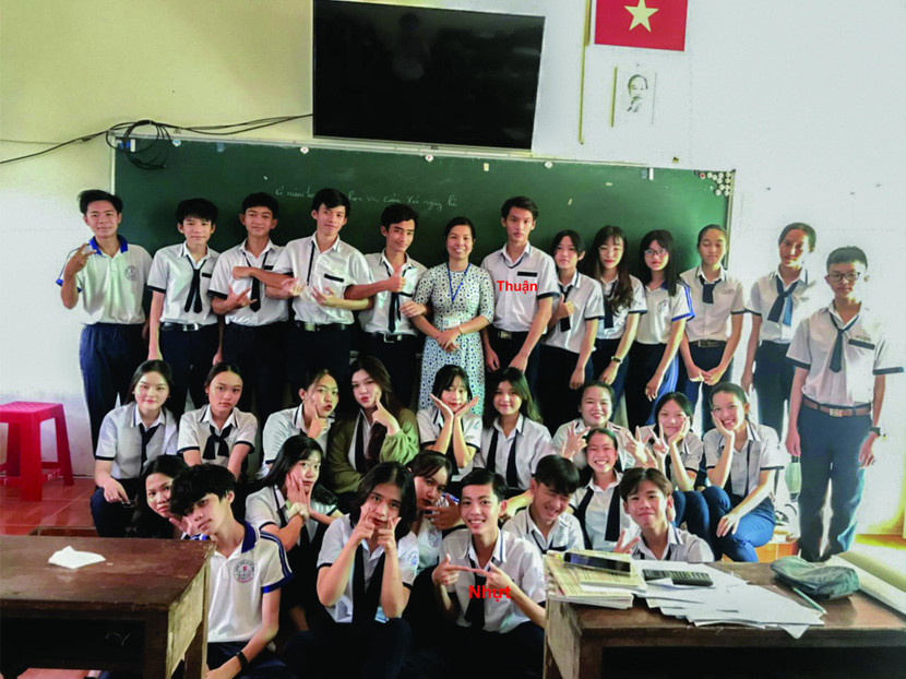 Em Phú Thuận và Minh Nhựt chụp ảnh kỷ niệm với cô Ngọc Quyên cùng tập thể lớp10T2 Em Phú Thuận và Minh Nhựt chụp ảnh kỷ niệm với cô Ngọc Quyên cùng tập thể lớp10T2