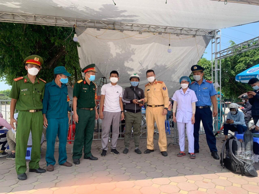 Anh Hoàng Văn Bản được nhận lại chiếc ví đánh rơi, từ các cán bộ chốt kiểm dịch số 4