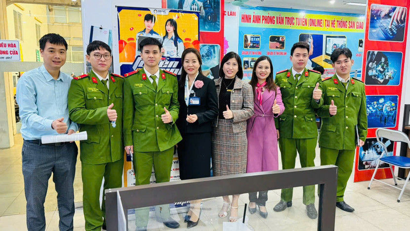 Đại diện Trung tâm dịch vụ việc làm Hà Nội cùng một số chiến sĩ và nhà tuyển dụng sau khi được tư vấn, đăng ký