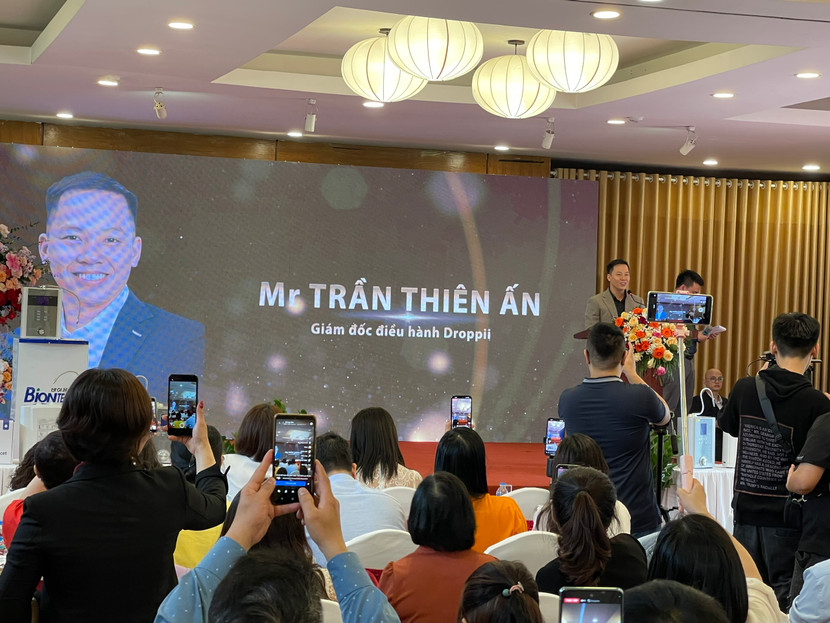 Giám đốc điều hành nền tảng thương mại điện tử Droppii phát biểu tại lễ ký kết hợp tác chiến lược toàn diện giữa Biontech Hàn Quốc và Euromade Việt Nam