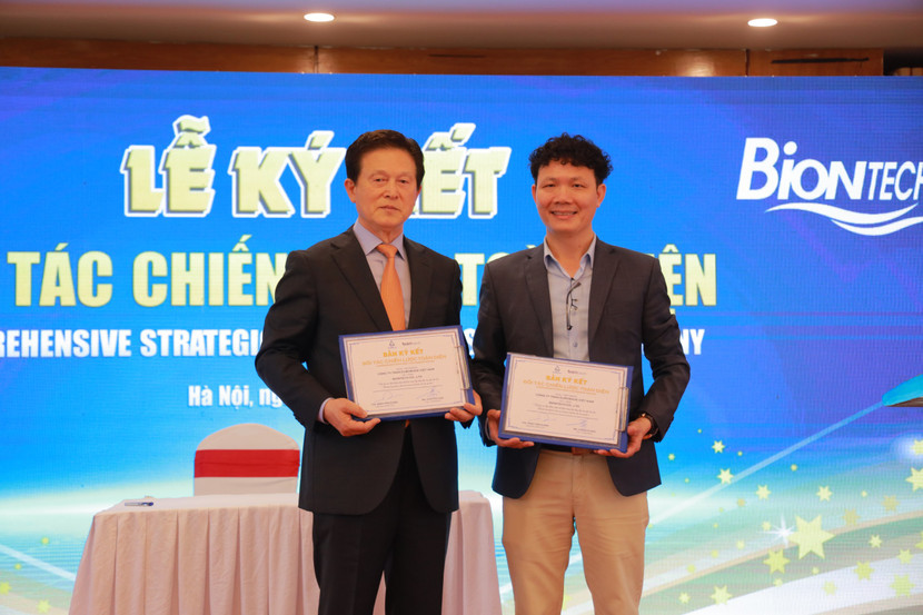 Chủ tịch tập đoàn Biontech và Tổng giám đốc Thế giới lọc nước tại lễ ký kết hợp tác chiến lược toàn diện