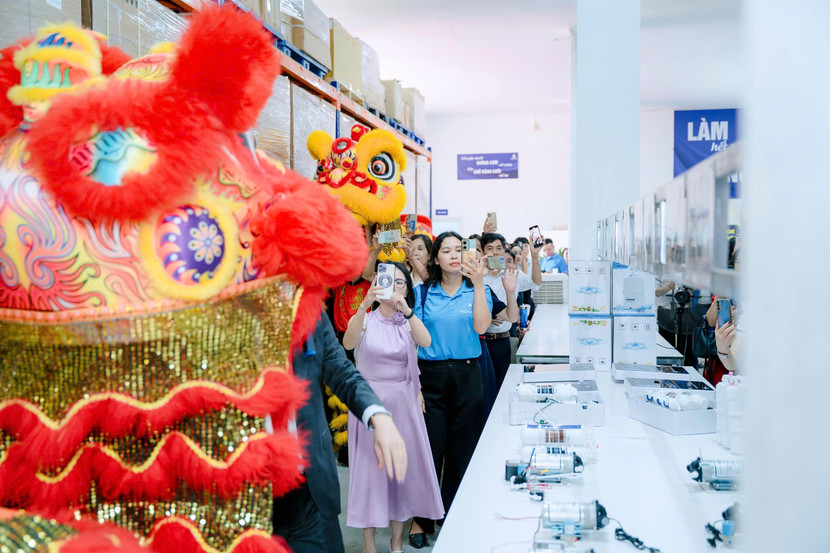 Các đại lý và khách hàng tham quan khu vực kho hàng mới và nhà máy của Thế giới lọc nước