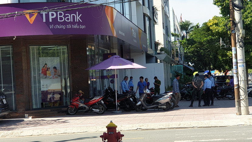 Lực lượng chức năng đã nhanh chóng bắt giữ đối tượng dùng xăng uy hiếp để cướp ngân hàng TPBank chi nhánh Bình Tân. Ảnh: Báo NLĐ