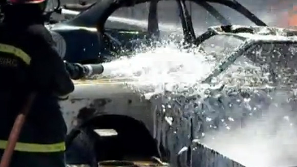 Xem Cảnh sát nước ngoài chữa cháy bồn xăng dầu... dễ ợt! ảnh 2 Xem Cảnh sát nước ngoài chữa cháy bồn xăng dầu... dễ ợt! ảnh 2