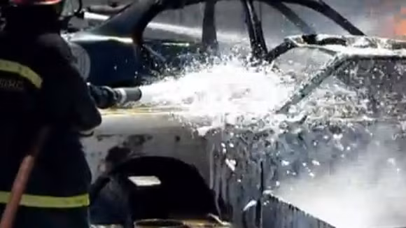 Xem Cảnh sát nước ngoài chữa cháy bồn xăng dầu... dễ ợt! ảnh 2