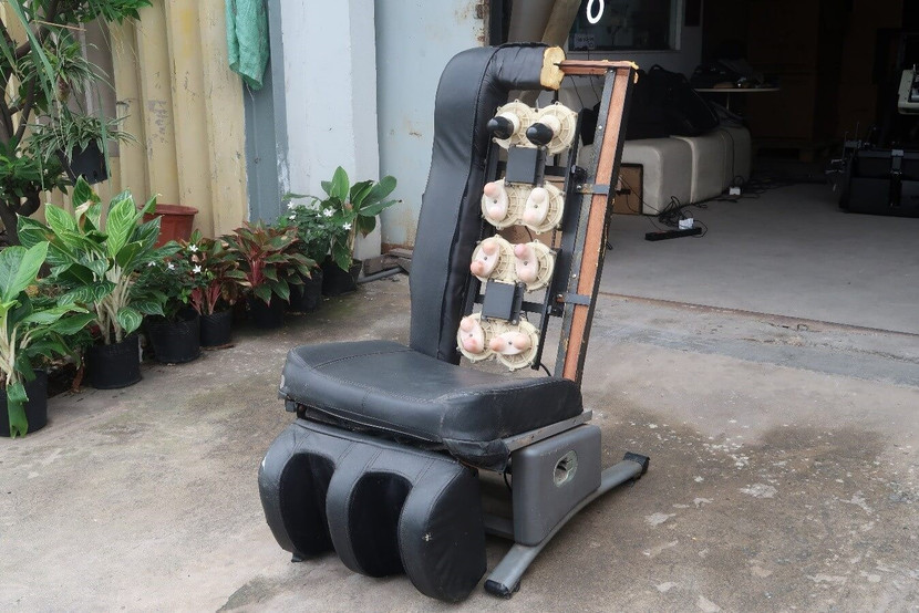 Chiếc ghế trị giá gần 20 triệu mà chị D. mua sau vài tháng sử dụng và bên trong được làm bằng chất liệu ván ép rẻ tiền dù được quảng cáo là sản phẩm công nghệ cao nhập khẩu từ Nhật. Chiếc ghế trị giá gần 20 triệu mà chị D. mua sau vài tháng sử dụng và bên trong được làm bằng chất liệu ván ép rẻ tiền dù được quảng cáo là sản phẩm công nghệ cao nhập khẩu từ Nhật.