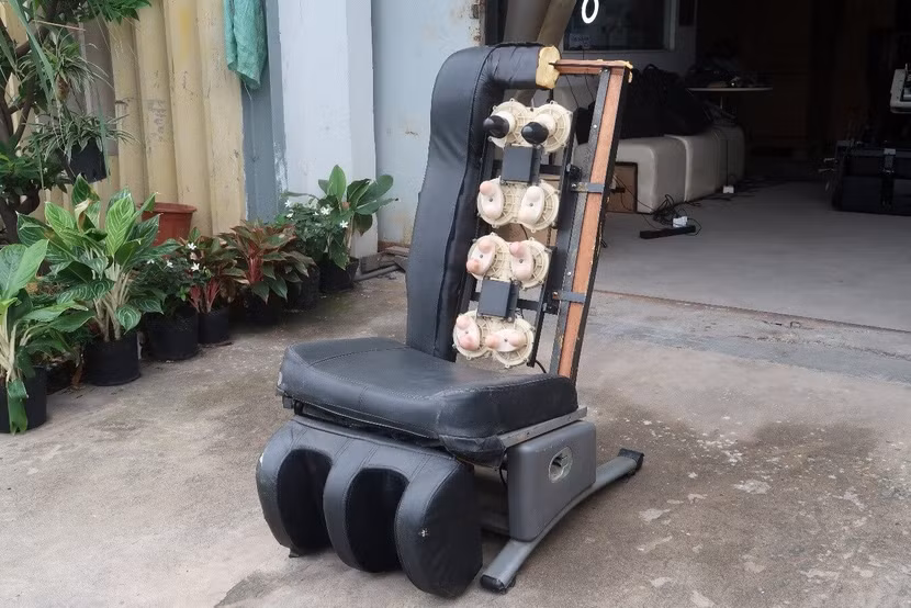 Chiếc ghế trị giá gần 20 triệu mà chị D. mua sau vài tháng sử dụng và bên trong được làm bằng chất liệu ván ép rẻ tiền dù được quảng cáo là sản phẩm công nghệ cao nhập khẩu từ Nhật.