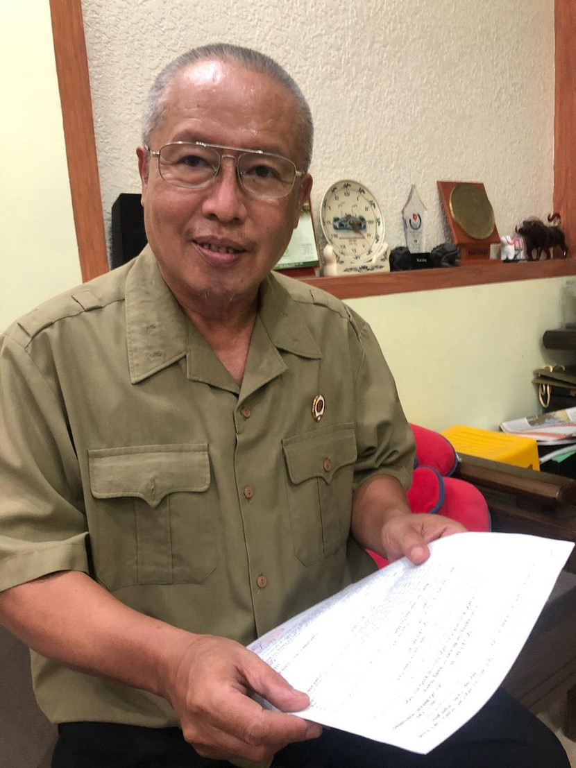 Ông Hoàng Tăng Tiến trong niềm vui được nhận sổ hưu