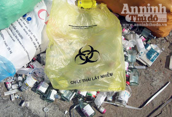 Nhiều loại rác thải y tế có nguy cơ lây truyền ra môi trường sống không được bảo quản theo quy định của Bộ Y tế
