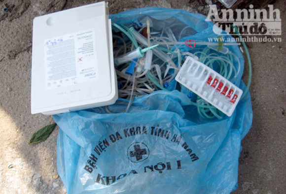 Nhiều loại rác thải y tế có nguy cơ lây truyền ra môi trường sống không được bảo quản theo quy định của Bộ Y tế