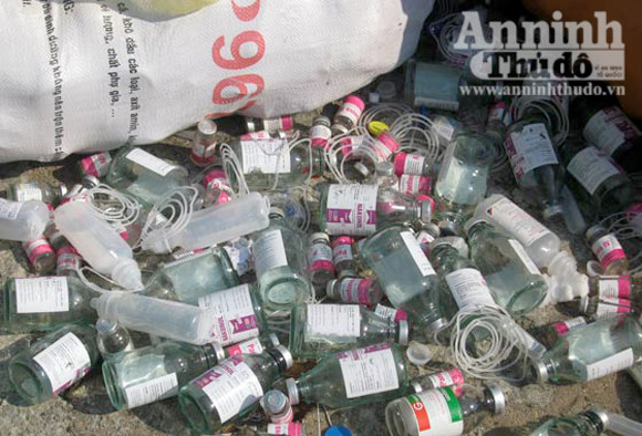 Nhiều loại rác thải y tế có nguy cơ lây truyền ra môi trường sống không được bảo quản theo quy định của Bộ Y tế