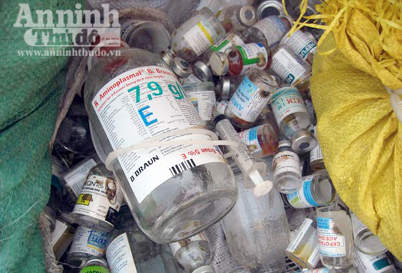 Nhiều loại rác thải y tế có nguy cơ lây truyền ra môi trường sống không được bảo quản theo quy định của Bộ Y tế