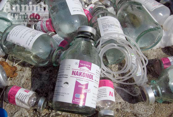 Hàng trăm bao tải chứa rác thải y tế và vỏ nhiều loại biệt dược đang bôc mùi hôi thối nồng nặc