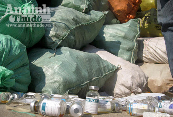 Hàng trăm bao tải chứa rác thải y tế và vỏ nhiều loại biệt dược đang bôc mùi hôi thối nồng nặc