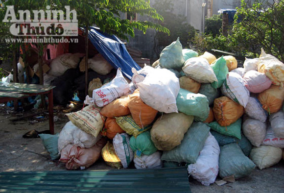 Hàng trăm bao tải chứa rác thải y tế và vỏ nhiều loại biệt dược đang bôc mùi hôi thối nồng nặc