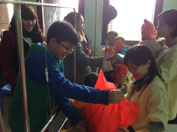 Chia sẻ với bệnh nhi nghèo, nhân lên niềm vui sống ảnh 7