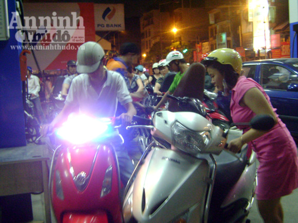 Nhốn nháo mua xăng giờ tăng giá lên 23.400 đồng/lít ảnh 3
