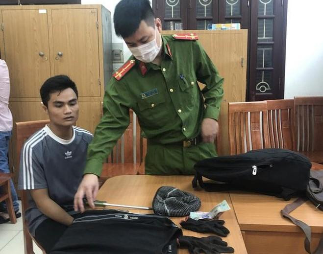 Tại cơ quan điều tra, Lê Đức Anh khai nhận một ngày đầu tháng 2-2021, Đức Anh đón xe taxi đi từ phòng trọ đến các tuyến phố chính trên địa bàn quận Cầu Giấy, mang theo tuốc-nơ-vít (dùng để cậy cửa, phá két sắt...), mũ len trùm đầu, găng tay, khẩu trang để thực hiện việc đột nhập nhằm trộm cắp tài sản