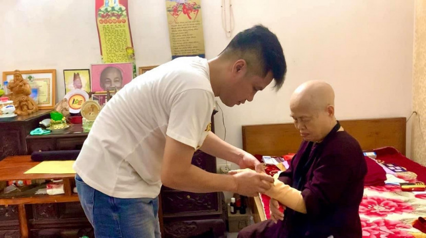 Thầy Nam kiểm tra lại vết thương cho bệnh nhân. Thầy Nam kiểm tra lại vết thương cho bệnh nhân.