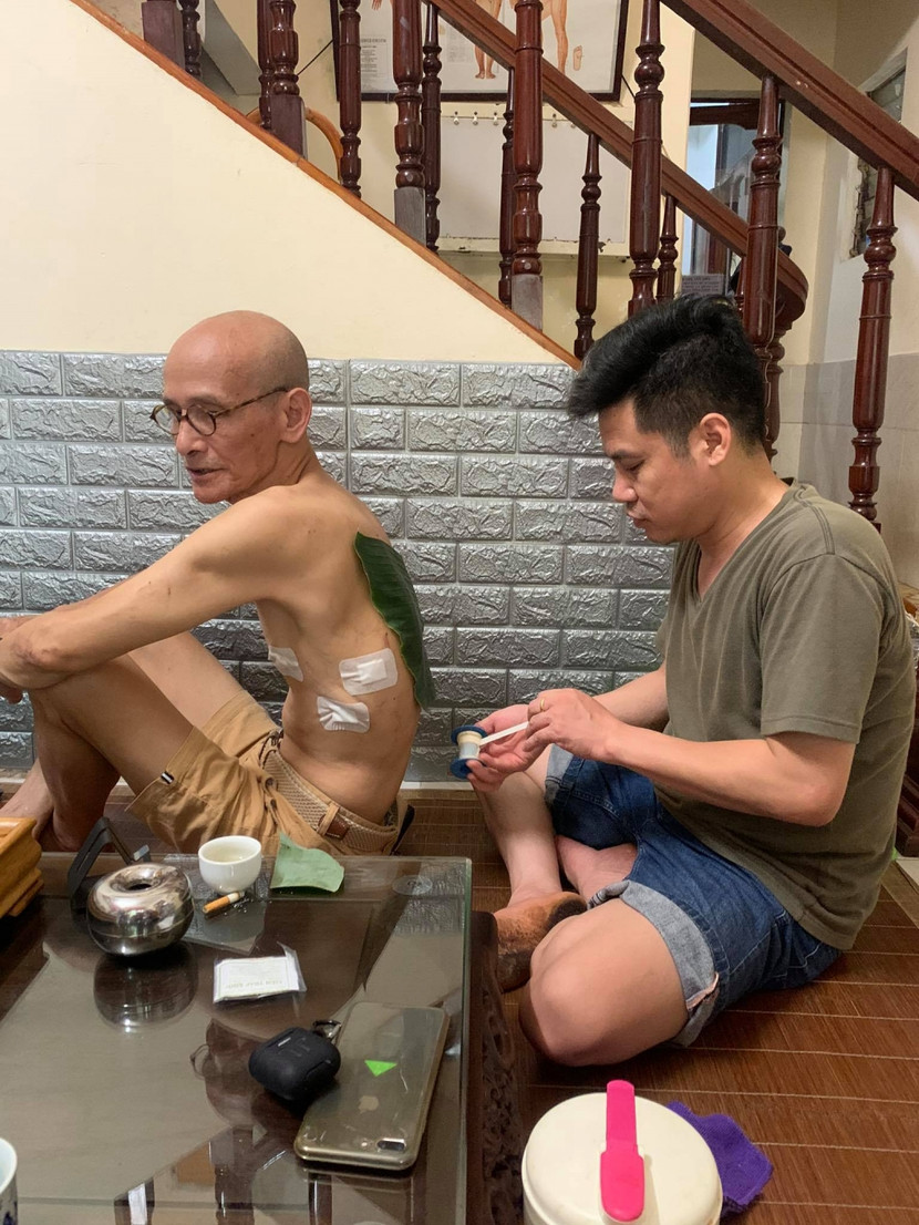 Thầy Nam dán thuốc cho bệnh nhân. Thầy Nam dán thuốc cho bệnh nhân.