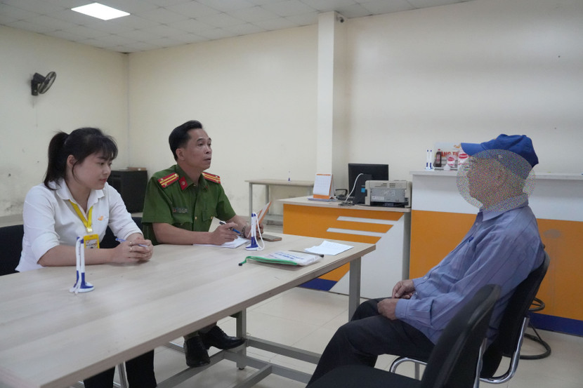 Công an phường Đồng Tâm, thành phố Yên Bái kịp thời phối hợp với cán bộ Bưu điện thành phố ngăn chặn một vụ lừa giả danh cán bộ Công an để lừa đảo chiếm đoạt tài sản.