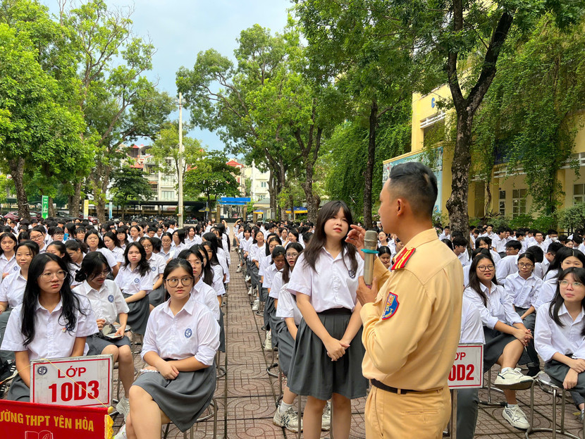 Đội CSGT số 6 tuyên truyền tại trường THPT Yên Hòa.