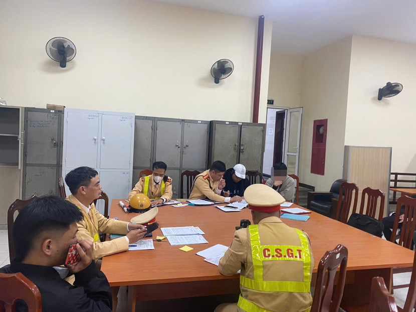 Tối 29/11, các tổ công tác 141 xử lý 26 phương tiện, 26 đối tượng có các hành vi nẹt pô, điều khiển xe khi chưa đủ tuổi, lạng lách, xe không biển kiểm soát..., bàn giao cho Công an phường sở tại để xác minh, xử lý theo quy định. Tối 29/11, các tổ công tác 141 xử lý 26 phương tiện, 26 đối tượng có các hành vi nẹt pô, điều khiển xe khi chưa đủ tuổi, lạng lách, xe không biển kiểm soát..., bàn giao cho Công an phường sở tại để xác minh, xử lý theo quy định.