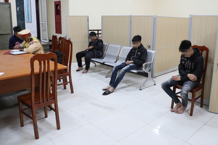 Tất cả các trường hợp vi phạm đều được lực lượng CSGT lập biên bản xử phạt vi phạm hành chính và mời phụ huynh lên trụ sở cơ quan công an để làm rõ hành vi giao xe cho người chưa đủ tuổi điều khiển. Tất cả các trường hợp vi phạm đều được lực lượng CSGT lập biên bản xử phạt vi phạm hành chính và mời phụ huynh lên trụ sở cơ quan công an để làm rõ hành vi giao xe cho người chưa đủ tuổi điều khiển.