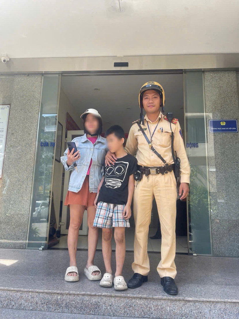 Gia đình chị H vui mừng khi tìm thấy con trai 10 tuổi đi lạc từ sáng.