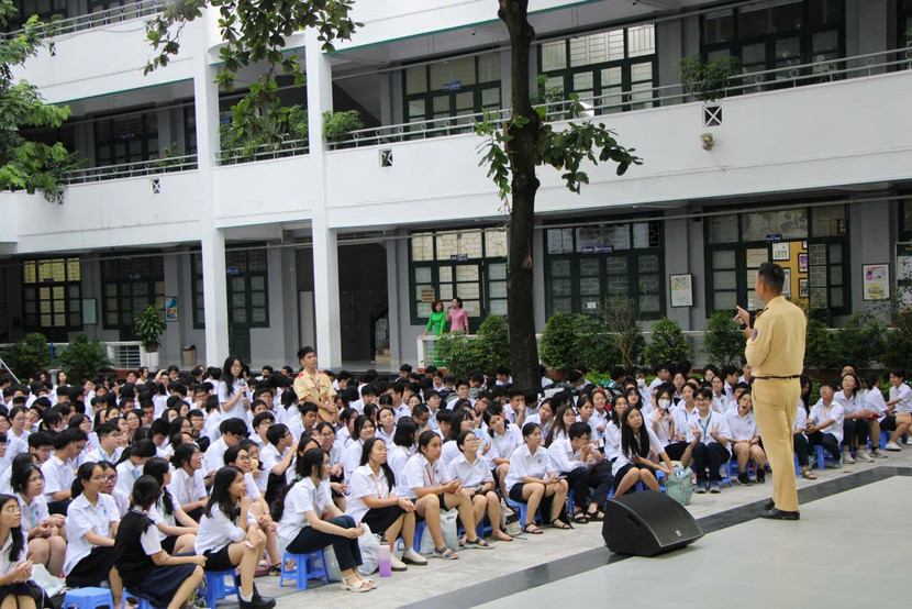 Đội CSGT số 6 tuyên truyền tại trường THCS và THPT Nguyễn Tất Thành.