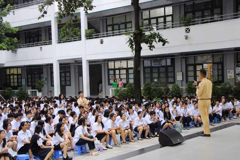 Đội CSGT số 6 tuyên truyền tại trường THCS và THPT Nguyễn Tất Thành.