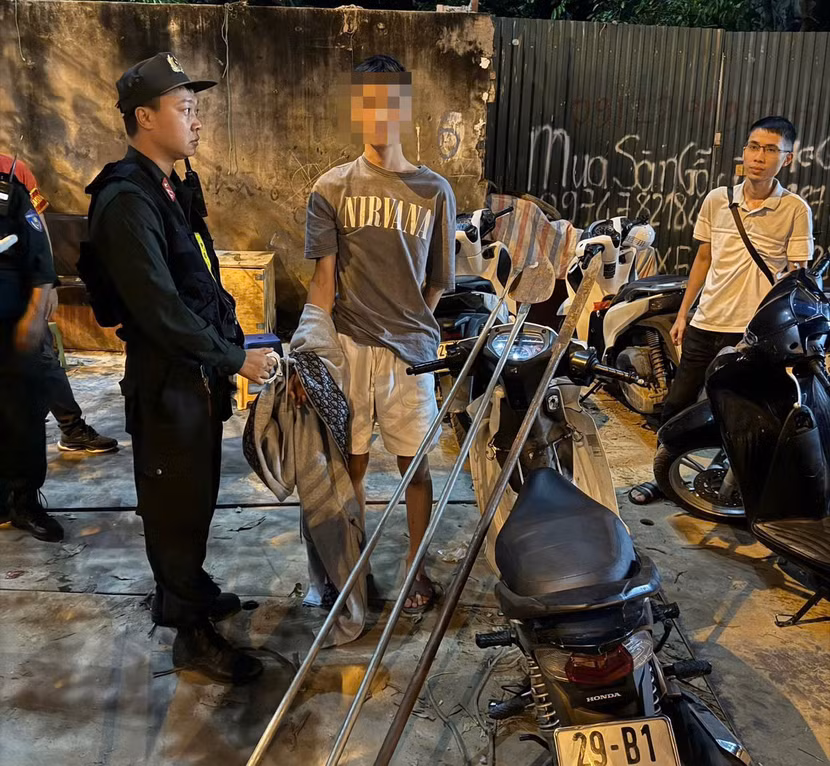 Tang vật được lực lượng chức năng thu giữ gồm 3 thanh tuýp kim loại dài khoảng 2 mét, phía đầu có gắn dao bầu, kiếm, đinh ba. Tang vật được lực lượng chức năng thu giữ gồm 3 thanh tuýp kim loại dài khoảng 2 mét, phía đầu có gắn dao bầu, kiếm, đinh ba.