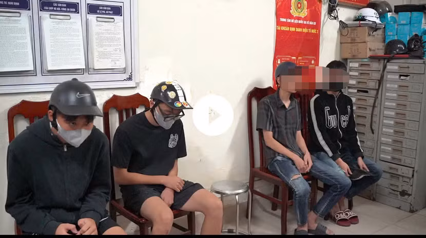 Các đối tượng vi phạm bị tổ công tác Y2/141 bàn giao công an phường đêm 9/10