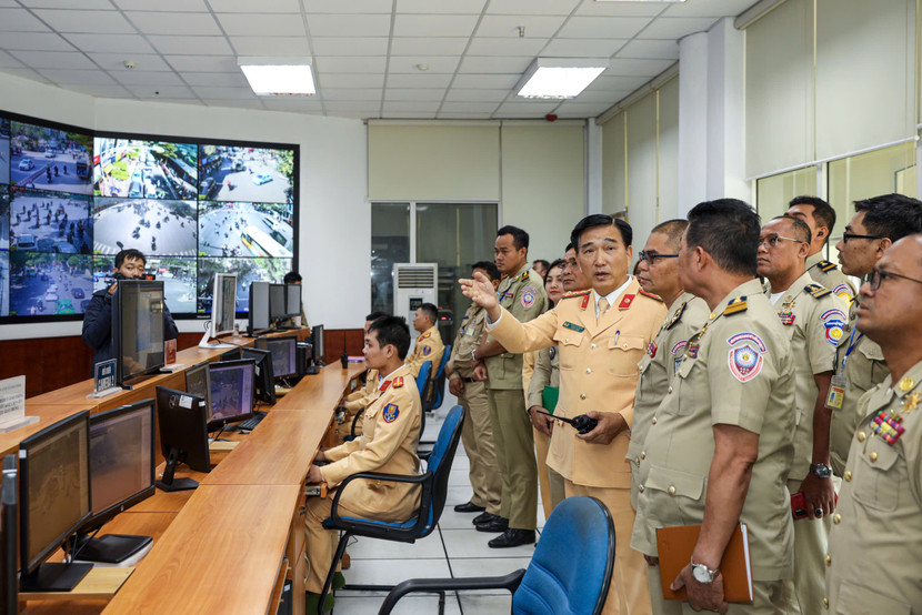 Đại tá Trần Đình Nghĩa, Trưởng phòng CSGT giới thiệu với đoàn về Trung tâm điều khiển giao thông thuộc Phòng Cảnh sát giao thông, Công an TP Hà Nội.