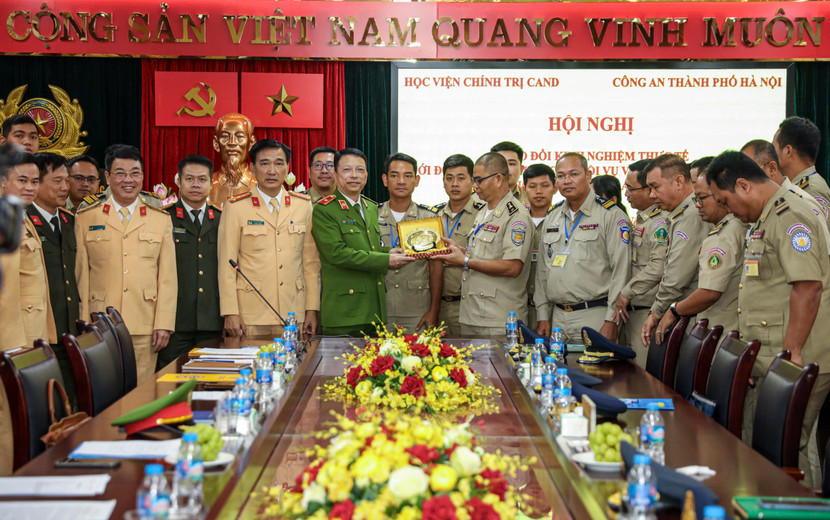 Hai bên đã trao tặng nhau những món quà lưu niệm có ý nghĩa, gắn kết tình hữu nghị hai nước Việt Nam – Campuchia.