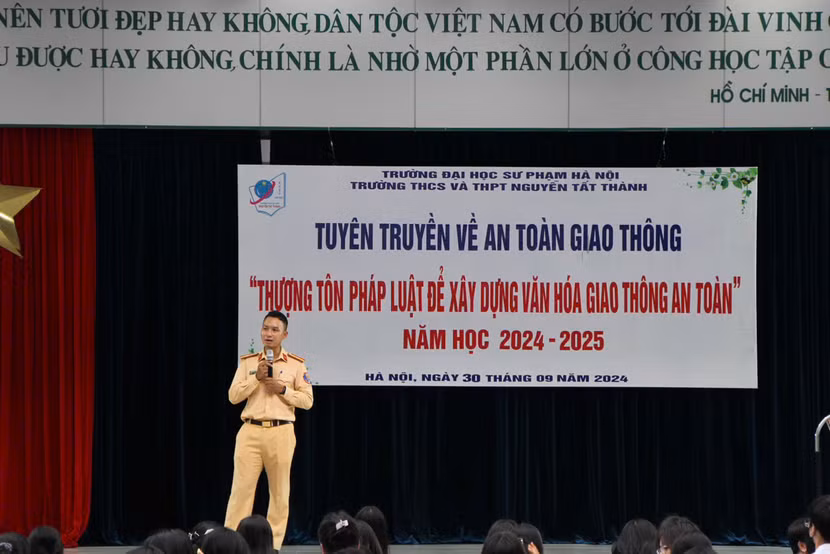 Đội CSGT số 6 tuyên truyền tại trường THCS và THPT Nguyễn Tất Thành.