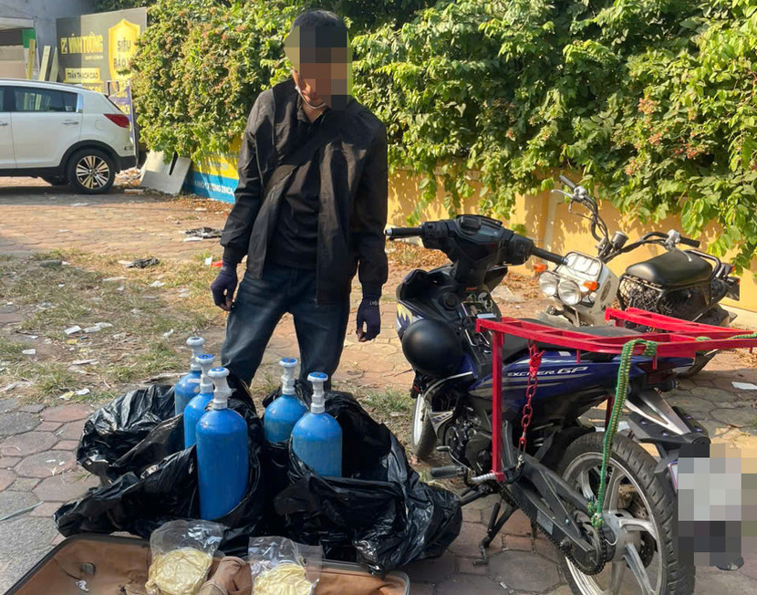 Tổ công tác Y9/141 phát hiện đối tượng đang vận chuyển 5 bình "khí cười".