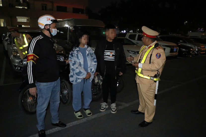 Tổ công tác của Đội CSGT đường bộ số 1 (Phòng CSGT, Công an Hà Nội) phối hợp với các tổ công tác 141 hóa trang xử lý thanh thiếu niên điều khiển xe máy lạng lách, đánh võng.. Tổ công tác của Đội CSGT đường bộ số 1 (Phòng CSGT, Công an Hà Nội) phối hợp với các tổ công tác 141 hóa trang xử lý thanh thiếu niên điều khiển xe máy lạng lách, đánh võng..