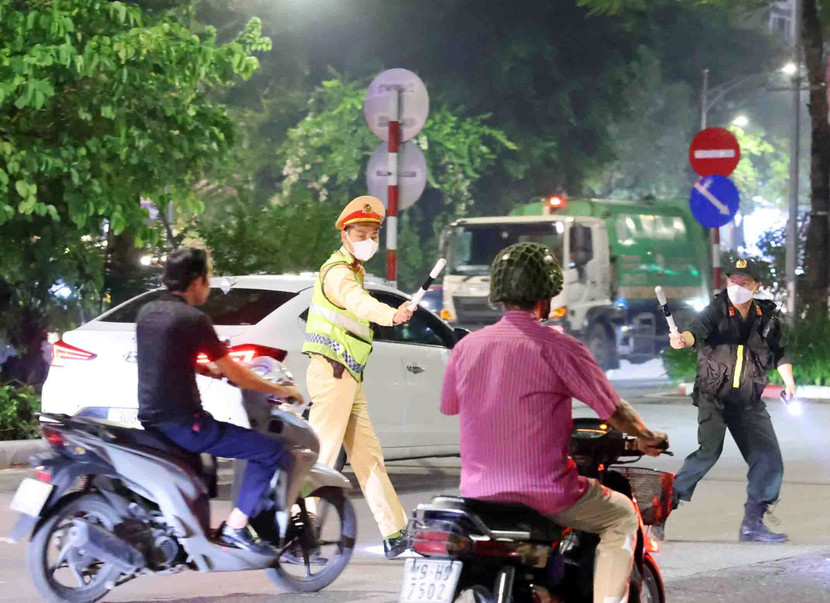 Đêm và rạng sáng ngày 1-9, Công an thành phố Hà Nội đã đồng loạt triển khai các tổ công tác 141 tuần tra kiểm soát trên các tuyến phố Đêm và rạng sáng ngày 1-9, Công an thành phố Hà Nội đã đồng loạt triển khai các tổ công tác 141 tuần tra kiểm soát trên các tuyến phố