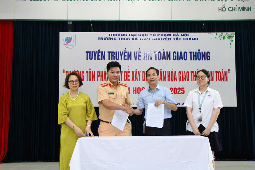 Thiếu tá Hoàng Văn Bình, Phó Đội trưởng Đội CSGT số 6 ký cam kết với trường THCS và THPT Nguyễn Tất Thành.