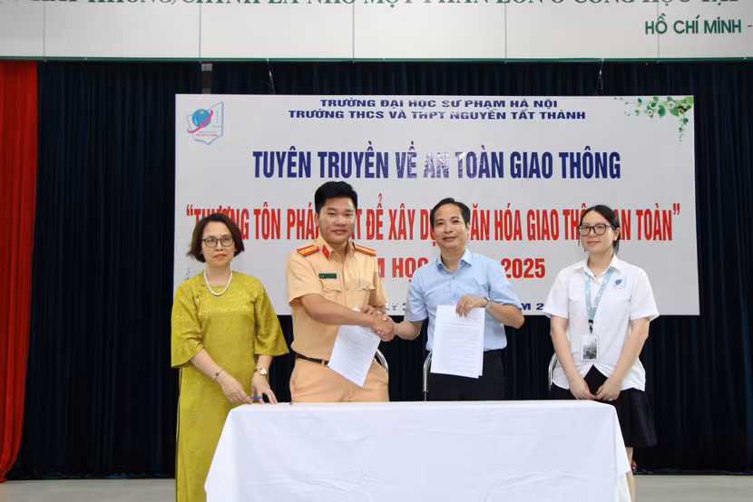 Thiếu tá Hoàng Văn Bình, Phó Đội trưởng Đội CSGT số 6 ký cam kết với trường THCS và THPT Nguyễn Tất Thành.