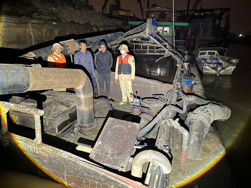 Lực lượng Cảnh sát đường thủy phát hiện nhiều vụ khai thác cát trái phép Lực lượng Cảnh sát đường thủy phát hiện nhiều vụ khai thác cát trái phép