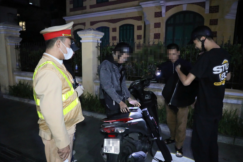 Các thanh thiếu niên điều khiển xe lạng lách, đánh võng... đều bị xử lý. Các thanh thiếu niên điều khiển xe lạng lách, đánh võng... đều bị xử lý.