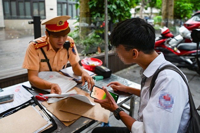 Lực lượng CSGT xử phạt nghiêm các vi phạm TTATGT liên quan đến học sinh.