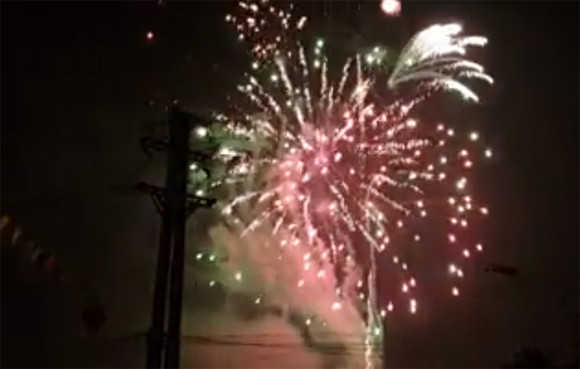 Rộn ràng niềm vui trong ánh sáng rực rỡ của pháo hoa đêm giao thừa ảnh 35